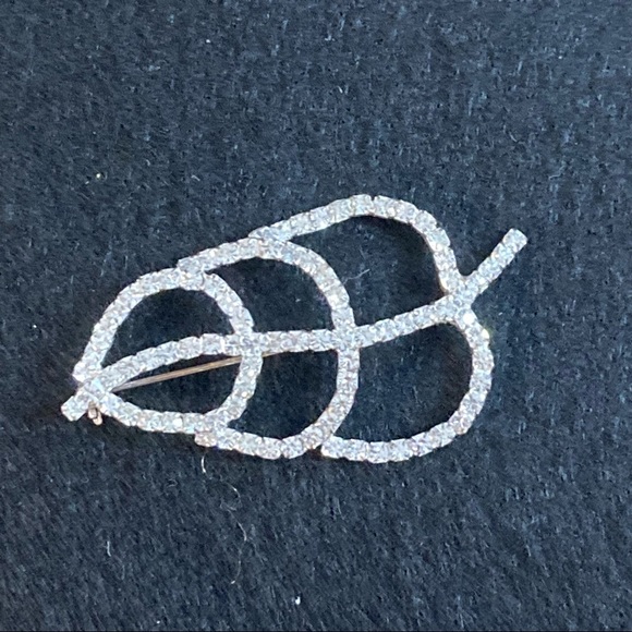Crystal leaf brooch - Picture 1 of 5